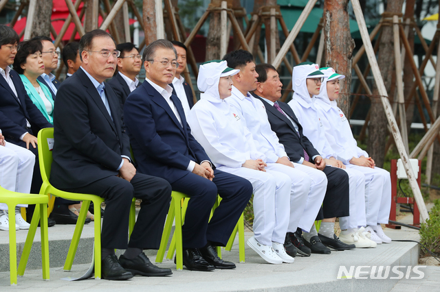 【익산=뉴시스】전신 기자 = 문재인 대통령이 20일 전북 익산 하림 익산공장에서 열린 식품산업 활성화 기업 현장방문 행사에 참석하고 있다. 2019.08.20. photo1006@newsis.com