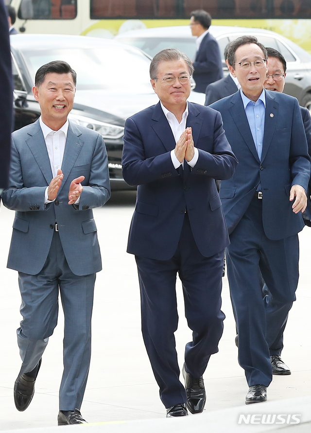 【익산=뉴시스】전신 기자 = 문재인 대통령이 20일 전북 익산 하림 익산공장에서 열린 식품산업 활성화 기업 현장방문 행사에 참석하고 있다. 2019.08.20. photo1006@newsis.com