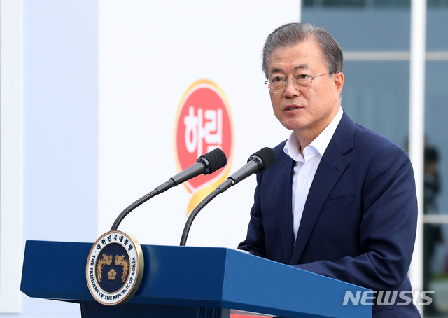 【익산=뉴시스】전신 기자 = 문재인 대통령이 20일 전북 익산 하림 익산공장에서 열린 식품산업 활성화 기업 현장방문 행사에서 격려사하고 있다 2019.08.20.&nbsp; photo1006@newsis.com