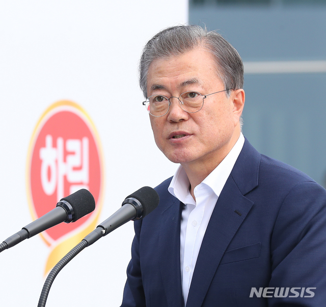 【익산=뉴시스】전신 기자 = 문재인 대통령이 20일 전북 익산 하림 익산공장에서 열린 식품산업 활성화 기업 현장방문 행사에서 격려사하고 있다 2019.08.20. photo1006@newsis.com
