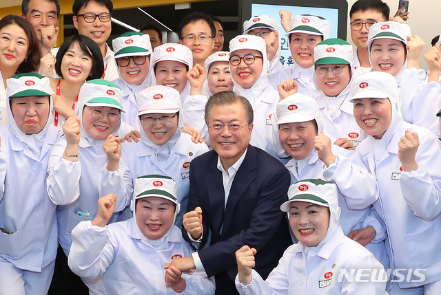 【익산=뉴시스】전신 기자 = 문재인 대통령이 20일 전북 익산 하림 익산공장에서 열린 식품산업 활성화 기업 현장방문 행사를 마친 후 생산 공정 노동자들과 기념촬영을 하고 있다 2019.08.20. photo1006@newsis.com