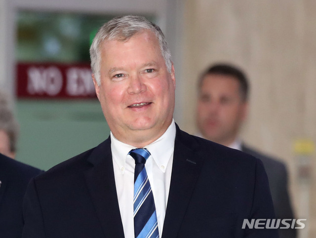 【서울=뉴시스】 김진아 기자 = 스티븐 비건 미국 국무부 대북정책 특별대표가 20일 오후 김포국제공항을 통해 입국하고 있다. 비건 대표는 이번 방한 기간 북미 실무협상 재개와 관련한 한미 간 조율을 진행할 예정이다. 2019.08.20.&nbsp; bluesoda@newsis.com