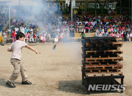 【서울=뉴시스】 투척용 소화기를 투척하고 있는 모습. 2019.08.21. (사진=동작구 제공)