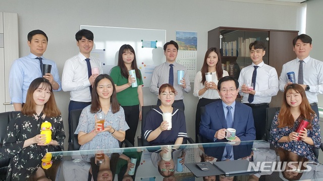 【서울=뉴시스】 이윤하 하나제약 대표(앞줄 우측 두번째)와 임직원들이 21일 ‘플라스틱 프리 챌린지’ 동참을 선언하며 텀블러와 머그잔을 들고 있다. (사진=하나제약) 2019.08.21. photo@newsis.com