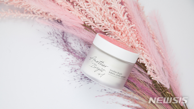 【서울=뉴시스】자연주의 클렌징패드 '어나더브라이트'