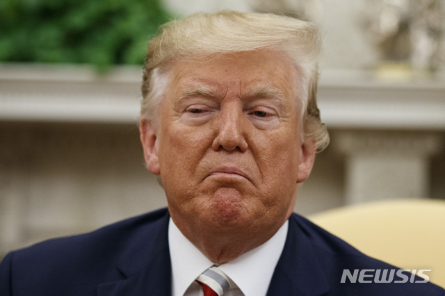 【워싱턴=AP/뉴시스】도널드 트럼프 미국 대통령이 20일(현지시간) 백악관 집무실에서 클라우스 요하니스 루마니아 대통령과 회담하는 모습. 2019.08.22.