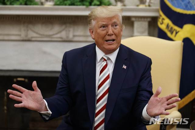 【워싱턴=AP/뉴시스】도널드 트럼프 미 대통령이 20일(현지시간) 백악관에서 미국을 방문한 클라우스 요하니스 루마니아 대통령(사진에는 보이지 않음)과 회담하고 있다. 트럼프 대통령은 이날 금리 인하가 미국 경제에 가장 중요하다고 말해 연준에 대한 압박을 계속했다, 2019.8.21