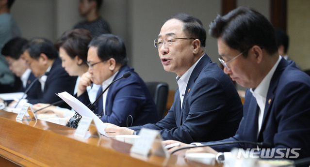 【서울=뉴시스】 김진아 기자 = 홍남기 경제부총리 겸 기획재정부 장관이 21일 서울 영등포구 한국수출입은행에서 열린 제22차 경제활력대책회의 겸 제3차 혁신성장 전략회의에서 모두발언을 하고 있다. 2019.08.21. bluesoda@newsis.com