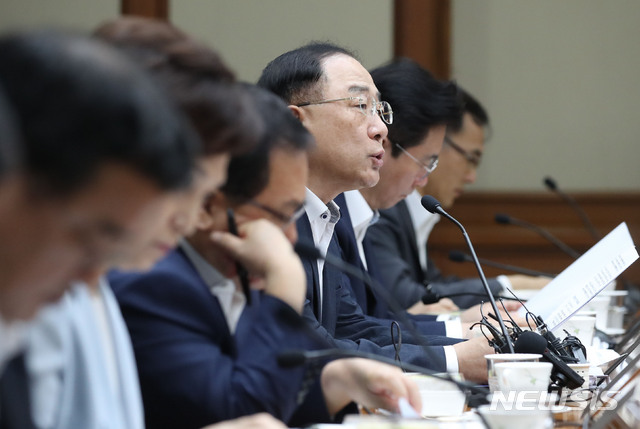 【서울=뉴시스】 김진아 기자 = 홍남기 경제부총리 겸 기획재정부 장관이 21일 서울 영등포구 한국수출입은행에서 열린 제22차 경제활력대책회의 겸 제3차 혁신성장 전략회의에서 모두발언을 하고 있다. 2019.08.21.&nbsp; bluesoda@newsis.com