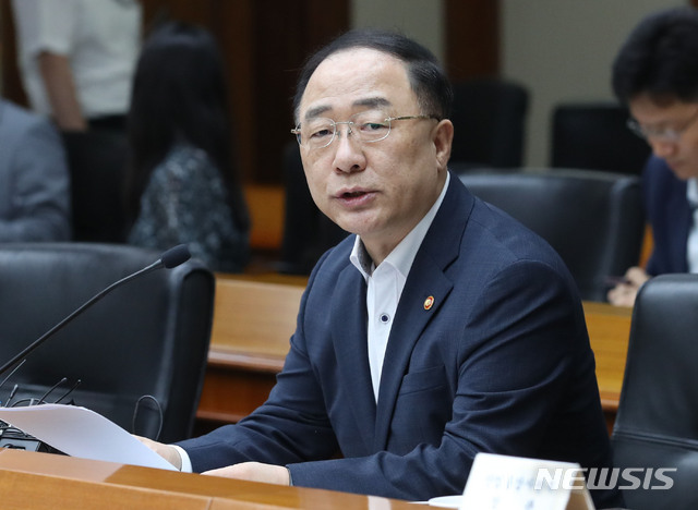 【서울=뉴시스】 김진아 기자 = 홍남기 경제부총리 겸 기획재정부 장관이 21일 서울 영등포구 한국수출입은행에서 열린 제22차 경제활력대책회의 겸 제3차 혁신성장 전략회의에서 모두발언을 하고 있다. 2019.08.21.&nbsp; bluesoda@newsis.com