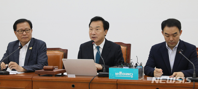 【서울=뉴시스】고승민 기자 = 21일 서울 여의도 국회에서 열린 바른미래당 최고위원회의에서 손학규 대표가 모두발언하고 있다. 2019.08.21. kkssmm99@newsis.com