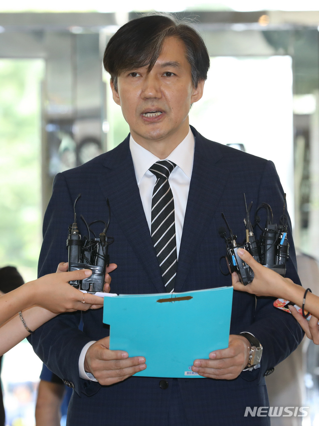 【서울=뉴시스】박진희 기자 = 조국 법무부 장관 후보자가 21일 오전 서울 종로구 인사청문회 준비 사무실로 출근하고 있다. 2019.08.21.&nbsp; pak7130@newsis.com