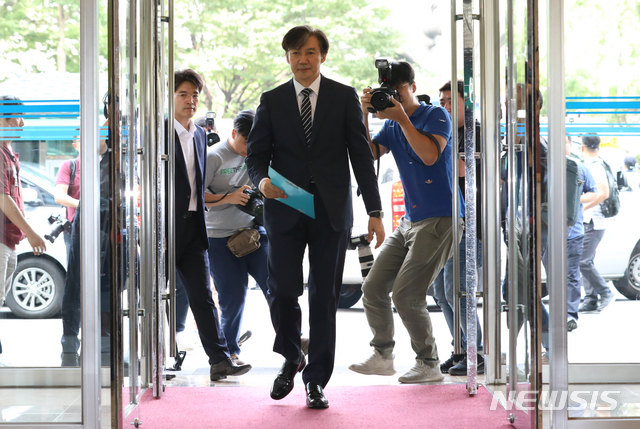 【서울=뉴시스】박진희 기자 = 조국 법무부 장관 후보자가 21일 오전 서울 종로구 인사청문회 준비 사무실로 출근하고 있다. 2019.08.21.&nbsp; pak7130@newsis.com