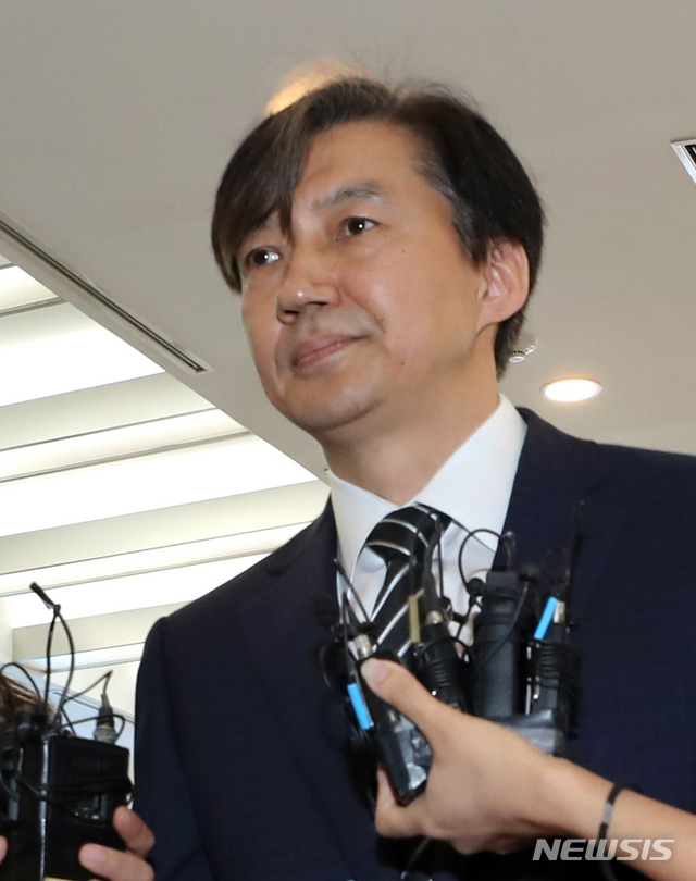 【서울=뉴시스】박진희 기자 = 조국 법무부 장관 후보자가 21일 오전 서울 종로구의 한 빌딩에 마련된 인사청문회 준비 사무실로 출근하고 있다. 2019.08.21.&nbsp; pak7130@newsis.com