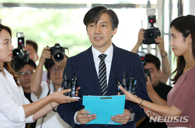 【서울=뉴시스】박진희 기자 = 조국 법무부 장관 후보자가 21일 오전 서울 종로구의 한 빌딩에 마련된 인사청문회 준비 사무실로 출근해 기자들의 질문에 답하고 있다. 2019.08.21.&nbsp; pak7130@newsis.com