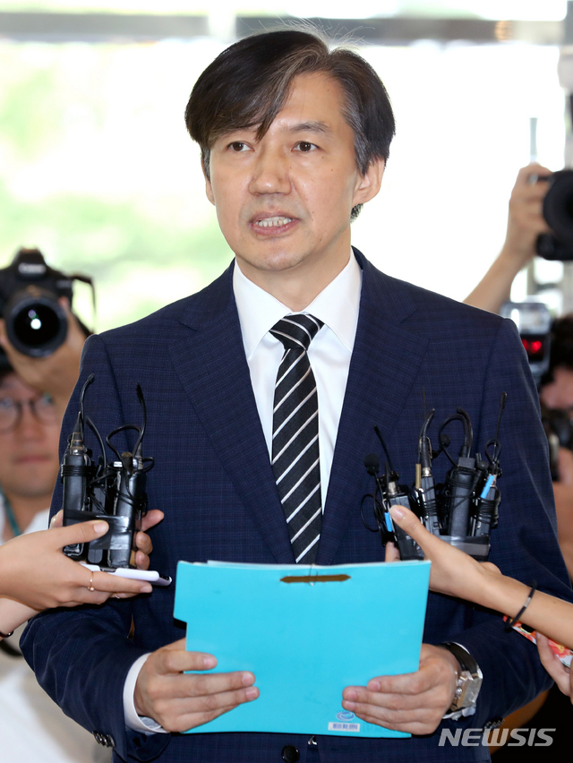 【서울=뉴시스】박진희 기자 = 조국 법무부 장관 후보자가 21일 오전 서울 종로구의 한 빌딩에 마련된 인사청문회 준비 사무실로 출근해 기자들의 질문에 답하고 있다. 2019.08.21.&nbsp; pak7130@newsis.com