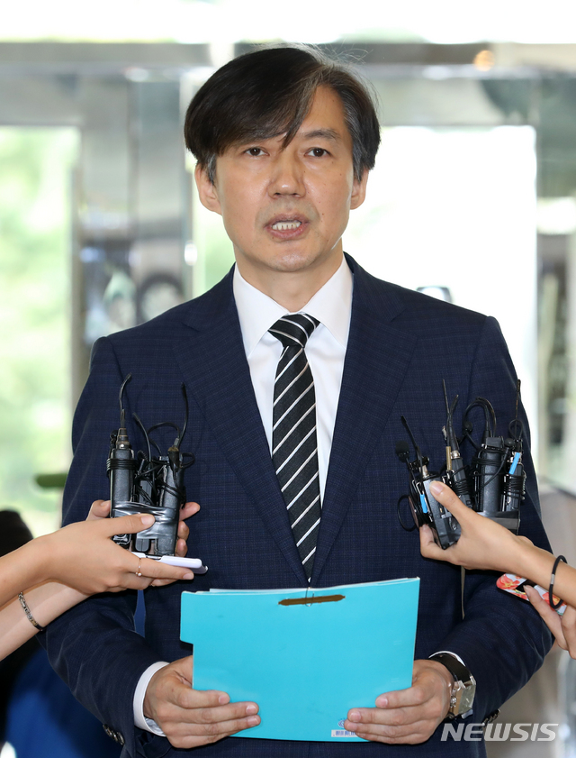 【서울=뉴시스】박진희 기자 = 조국 법무부 장관 후보자가 21일 오전 서울 종로구의 한 빌딩에 마련된 인사청문회 준비 사무실로 출근해 기자들의 질문에 답하고 있다. 2019.08.21.&nbsp; pak7130@newsis.com