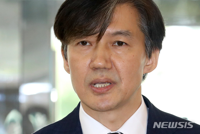 【서울=뉴시스】박진희 기자 = 조국 법무부 장관 후보자가 21일 오전 서울 종로구의 한 빌딩에 마련된 인사청문회 준비 사무실로 출근해 기자들의 질문에 답하고 있다. 2019.08.21.&nbsp; pak7130@newsis.com