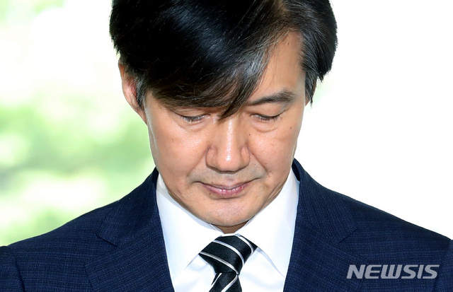 【서울=뉴시스】박진희 기자 = 조국 법무부 장관 후보자가 21일 오전 서울 종로구의 한 빌딩에 마련된 인사청문회 준비 사무실로 출근하고 있다. 2019.08.21.&nbsp; pak7130@newsis.com