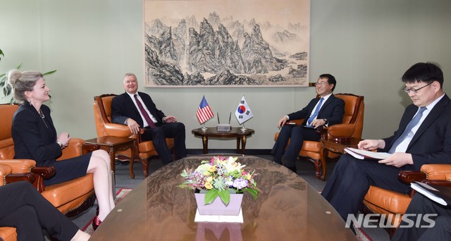 【서울=뉴시스】최진석 기자 = 이도훈 외교부 한반도평화교섭본부장과 스티븐 비건 미 국무부 대북정책특별대표가 21일 오전 서울 종로구 외교부 청사에서 한미 북핵 수석대표 협의를 위해 만나 환담을 나누고 있다. 2019.08.21. photo@newsis.com