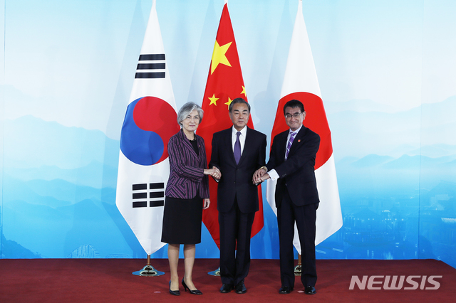 【베이징=AP/뉴시스】강경화(왼쪽) 외교부 장관이 21일(현지시간) 중국 베이징 구베이 타운에서 열리는 제9차 한중일 외교장관 회의에 앞서 왕이(가운데) 중국 외교 담당 국무위원 겸 외교부장, 고노 다로 일본 외무상과 포즈를 취하고 있다. 2019.08.21. 