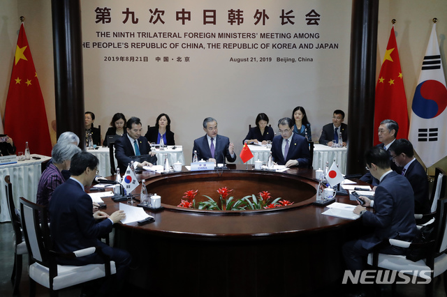 【베이징=AP/뉴시스】강경화(왼쪽) 외교부 장관이 21일(현지시간) 중국 베이징 구베이 타운에서 열린 제9차 한중일 외교장관 회의에서 왕이(가운데) 중국 외교 담당 국무위원 겸 외교부장, 고노 다로 일본 외무상 등과 회담하고 있다. 2019.08.21.
