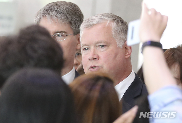 【서울=뉴시스】최진석 기자 = 스티븐 비건 미국 국무부 대북특별대표가 21일 오전 서울 종로구 외교부청사에서 이도훈 외교부 한반도 평화교섭본부장과 한·미 북핵 수석대표 협의를 마친 뒤 발언하고 있다. 2019.08.21.&nbsp;&nbsp; myjs@newsis.com