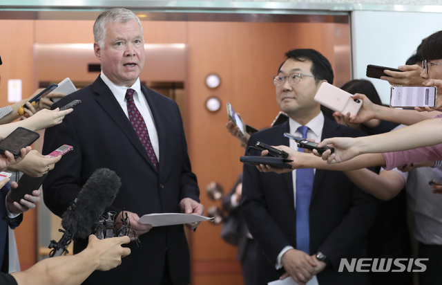 【서울=뉴시스】최진석 기자 = 이도훈 외교부 한반도 평화교섭본부장과 스티븐 비건 미국 국무부 대북특별대표가 21일 오전 서울 종로구 외교부청사에서 한·미 북핵 수석대표 협의를 마친 뒤 발언을 하고 있다. 2019.08.21. myjs@newsis.com