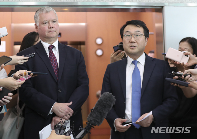 【서울=뉴시스】최진석 기자 = 이도훈 외교부 한반도 평화교섭본부장과 스티븐 비건 미국 국무부 대북특별대표가 21일 오전 서울 종로구 외교부청사에서 한·미 북핵 수석대표 협의를 마친 뒤 발언을 하고 있다. 2019.08.21.&nbsp; myjs@newsis.com