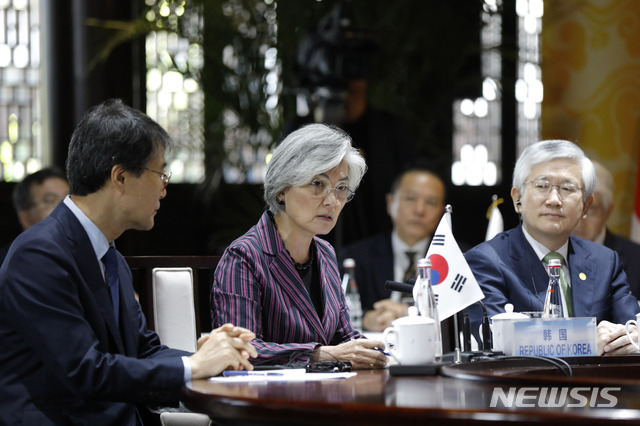 【베이징=AP/뉴시스】강경화(가운데) 외교부 장관이 21일(현지시간) 중국 베이징 구베이 타운에서 열린 제9차 한중일 외교장관 회의에 참석해 발언하고 있다. 2019.08.21.