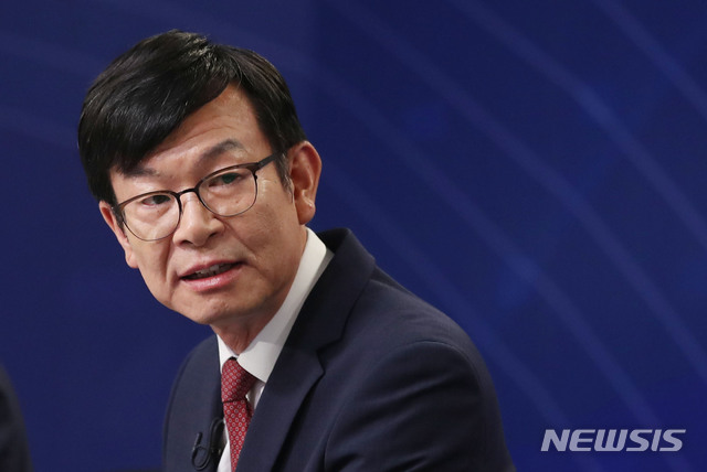 【서울=뉴시스】 김진아 기자 = 김상조 청와대 정책실장이 21일 오전 서울 양천구 목동 한국방송회관에서 열린 한국방송기자클럽 초청 토론회에서 한일군사정보보호협정(GSOMIA) 연장, 일본의 수출규제 관련 우리 정부의 대응 등 주요 현안 관련 질문에 답하고 있다. 2019.08.21. bluesoda@newsis.com