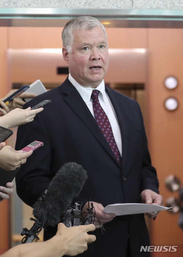 【서울=뉴시스】최진석 기자 = 스티븐 비건 미국 국무부 대북특별대표가 21일 오전 서울 종로구 외교부청사에서 이도훈 외교부 한반도 평화교섭본부장과 한·미 북핵 수석대표 협의를 마친 뒤 발언하고 있다. 2019.08.21.&nbsp;&nbsp; myjs@newsis.com