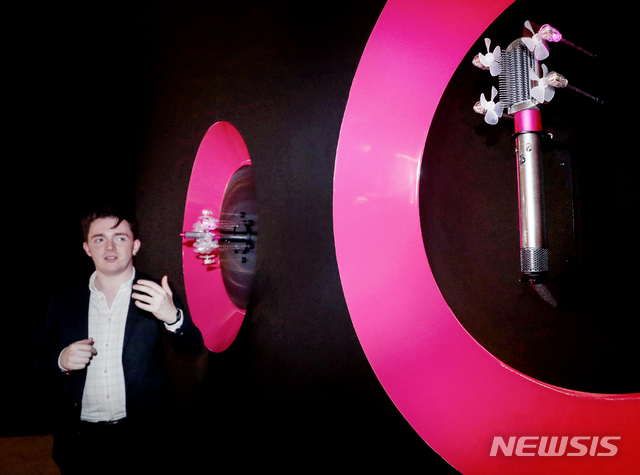 【서울=뉴시스】김병문 기자 = 샘 버로우즈 다이슨 퍼스널 케어 선임 디자인 엔지니어가 21일 오전 서울 강남구 서울 옥션 강남센터에서 에어랩 스타일러를 소개하고 있다. 이날 공개한 신형 다이슨 슈퍼소닉 헤어드라이어는 새로 개발된 노즐의 추가와 기존 노즐의 업그레이드로 빠른 모발건조와 다양한 스타일링을 할 수 있다. 2019.08.21. dadazon@newsis.com