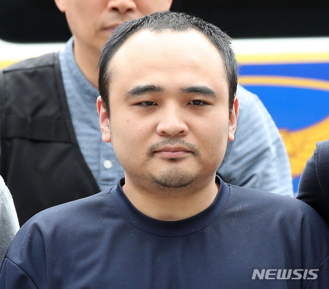 【고양=뉴시스】 김진아 기자 = 모텔 투숙객을 살해한 뒤 시신을 토막 내 한강에 유기한 피의자 장대호가 21일 조사를 받기 위해 경기 고양경찰서로 들어서고 있다. 2019.08.21.&nbsp; bluesoda@newsis.com