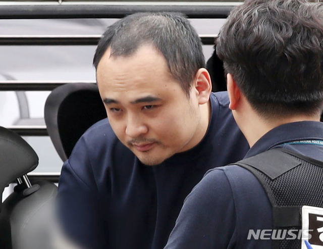 [고양=뉴시스] 김진아 기자 = 모텔 투숙객을 살해한 뒤 시신을 토막 내 한강에 유기한 피의자 장대호가 지난 2019년 8월21일 조사를 받기 위해 경기 고양경찰서로 들어서고 있다. 2019.08.21. bluesoda@newsis.com