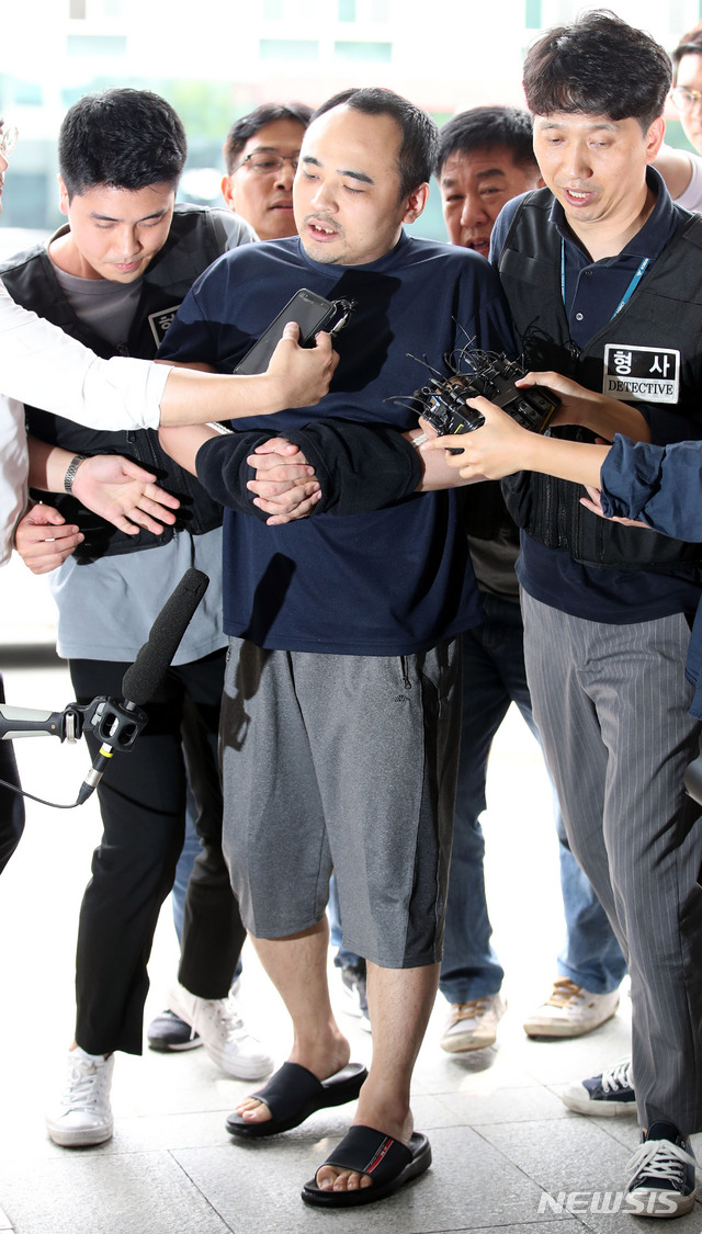 [서울=뉴시스] 김진아 기자 = 모텔 투숙객을 살해한 뒤 시신을 토막 내 한강에 유기한 피의자 장대호가 지난해 8월21일 조사를 받기 위해 경기 고양경찰서로 들어서고 있다. 2019.08.21. bluesoda@newsis.com