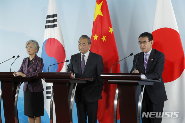 【베이징=AP/뉴시스】강경화(왼쪽) 외교부 장관이 21일(현지시간) 중국 베이징 구베이 타운에서 열린 제9차 한중일 외교장관 회담을 마치고 왕이(가운데) 중국 외교 담당 국무위원 겸 외교부장, 고노 다로 일본 외무상과 공동기자회견을 하고 있다. 2019.08.21. 