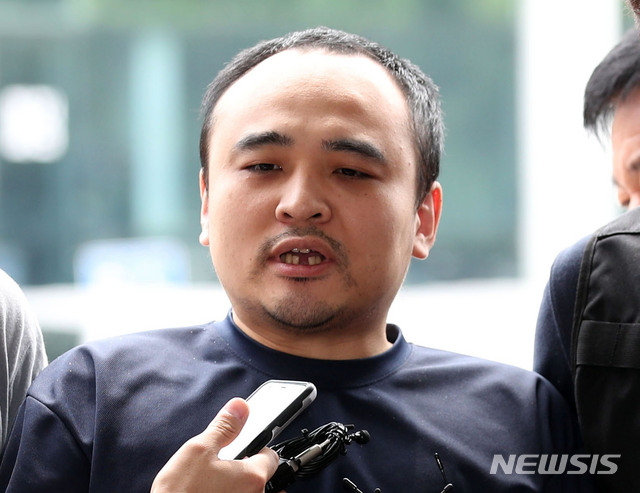 【고양=뉴시스】 김진아 기자 = 모텔 투숙객을 살해한 뒤 시신을 토막 내 한강에 유기한 피의자 장대호가 21일 조사를 받기 위해 경기 고양경찰서로 들어서던 중 취재진의 질문을 받고 있다. 2019.08.21.&nbsp; bluesoda@newsis.com