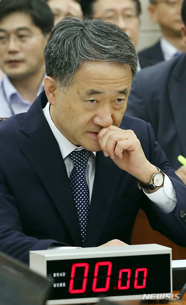 【서울=뉴시스】이종철 기자&nbsp; = 21일 서울 여의도 국회에서 열린 보건복지위 전체회의에서 박능후 보건복지부 장관이 심각한 표정을 하고 있다. 2019.08.21.&nbsp;&nbsp; jc4321@newsis.com