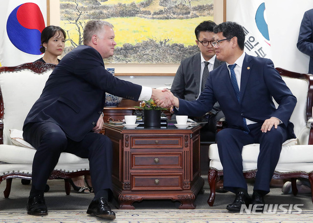 【서울=뉴시스】추상철 기자 = 김연철 통일부 장관이 21일 오후 서울 종로구 정부서울청사 통일부에서 스티븐 비건 미 국무부 대북정책특별대표와 악수를 하고 있다. 2019.08.21.  photo@newsis.com