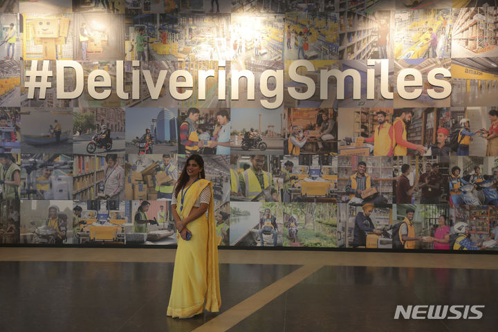 [하이데라바드=AP/뉴시스]2019년 8월 인도 하이데라바드 지방에 있는 아마존(Amazon)의 새로 개관한 캠퍼스 건물에 인도 직원이 서 있는 모습.