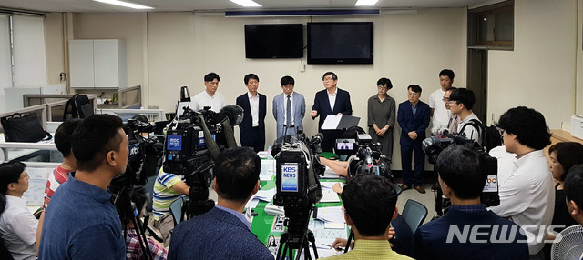 【광주=뉴시스】 송창헌 기자 = 고려고 문형수 교장 등 학교 관계자들이 22일 광주시교육청 별관 2층 브리핑룸에서 기자회견을 열고 "고려고는 상위권 학생을 위해 성적을 조작하는 부도덕한 학교가 아니다"며 광주시교육청의 특별감사 결과를 반박하고 있다. 2019.08.22 goodchang@newsis.com