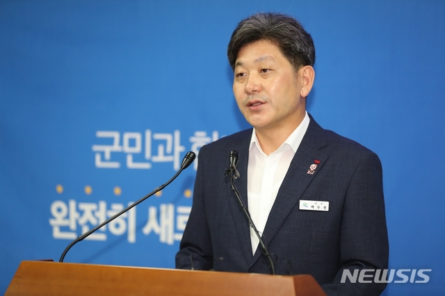 【고성(경남)=뉴시스】신정철 기자=경남 고성군이 22일 지역 숙박업소들의 반발속에 고성읍 신월리 일대의 군유지에 250명을 수용할 유스호스텔 건립안을 발표했다. 이날 백두현 고성군수는 군청 중회의실에서 언론브리핑(사진)을 갖고 “고성읍 신월리 산 10번지 일원 군유지에 스포츠마케팅과 체류형관광의 기반이 될 유스호스텔 건립을 추진하기로 결정했다”고 말했다.2019.08.22.(사진=고성군 제공)&nbsp;&nbsp; photo@newsis.com