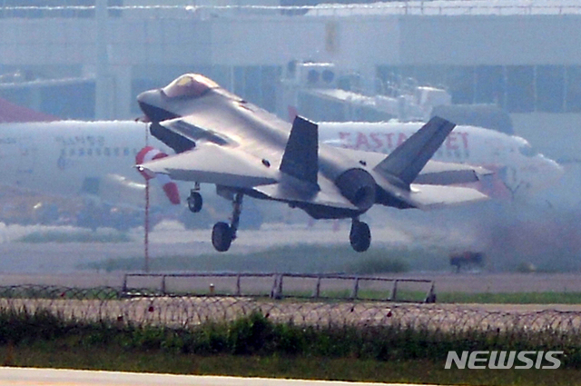 【청주=뉴시스】 인진연 기자 = F-35A 스텔스기가 22일 오후 충북 청주기지에서 F-4E와 KF-16과 함께 합동 훈련을 마친 뒤 활주로에 착륙하고 있다. 2019.08.22 inphoto@newsis.com