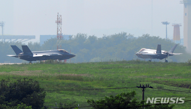 【청주=뉴시스】 인진연 기자 = F-35A 스텔스기 2대가 22일 오후 충북 청주기지에서 F-4E와 KF-16과 함께 합동 훈련을 위해 활주로를 이동하고 있다. 2019.08.22 inphoto@newsis.com