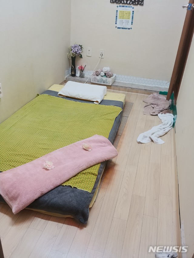 【청주=뉴시스】조성현 기자 = 충북지방찰청 생활질서계는 22일 충북혁신도시 유흥가 밀집 지역에서 성매매 단속을 벌여 유흥주점 1곳과 마사지 업소 2곳을 단속해 업주 A(36)씨 등 8명을 검거했다고 밝혔다. 사진은 단속에 적발된 마사지 업소. 2019.08.22. (사진=충북지방경찰청 제공)