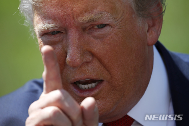 【워싱턴=AP/뉴시스】도널드 트럼프 미국 대통령이 21일(현지시간) 미재향군인회 '암베츠'(AMVETS) 행사 참석을 위해 켄터키주로 떠나기 전 백악관 사우스론에서 기자들과 얘기하고 있다.&nbsp; 트럼프 대통령은 삼성전자를 또 거론하면서 대중국 관세 문제와 관련해 "팀 쿡 애플 최고경영자(CEO)를 단기간 도울 것"이라고 밝혔다. 트럼프 대통령이 애플 지원 의사를 거듭 밝힘에 따라 중국에서 생산된 애플 제품에 관세 부과를 완화해주는 조치 등으로 애플을 도울 것인지 그 방법에 관심이 쏠리고 있다. 2019.08.22.&nbsp; 