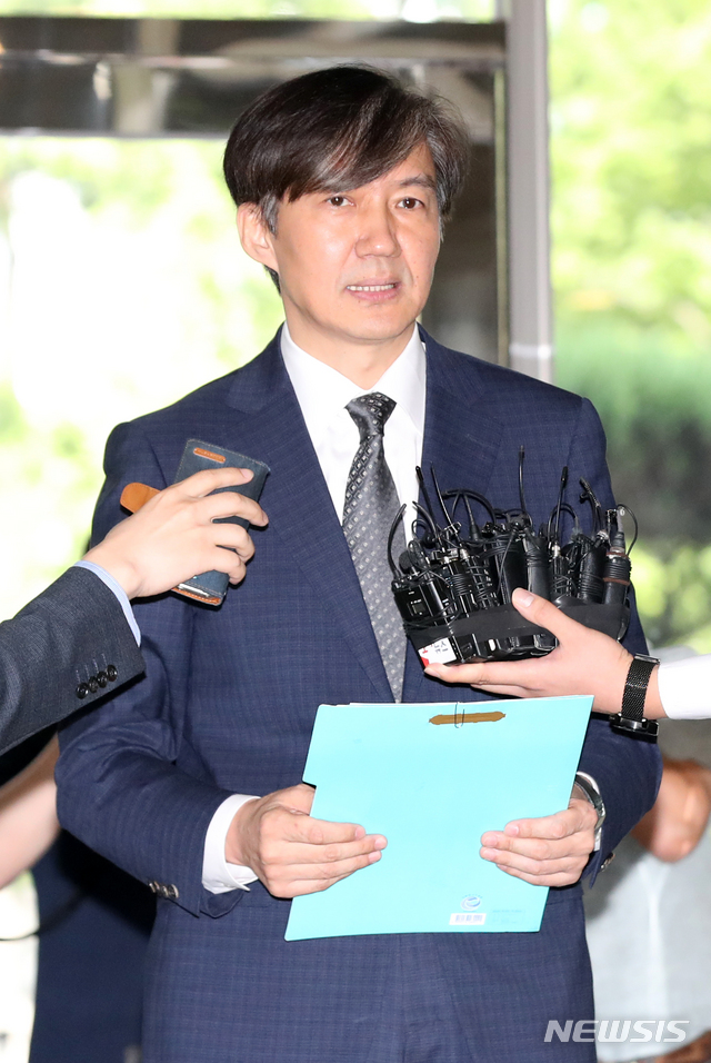 【서울=뉴시스】김선웅 기자 = 조국 법무부장관 후보자가 22일 오전 서울 종로구 적선동에 위치한 인사청문회 준비 사무실로 출근하며 각종 의혹과 관련된 입장을 밝히고 있다. 2019.08.22.&nbsp; mangusta@newsis.com