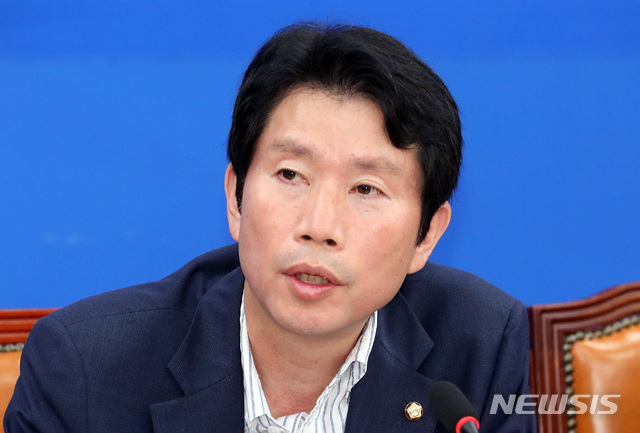 【서울=뉴시스】이종철 기자 = 22일 서울 여의도 국회에서 열린 더불어민주당 정책조정회의에서 이인영 원내대표가 모두발언을 하고 있다. 2019.08.22.&nbsp; jc4321@newsis.com