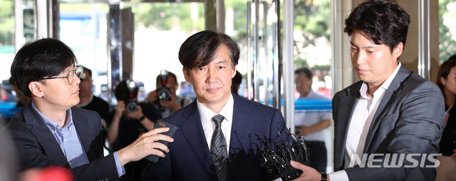 【서울=뉴시스】김선웅 기자 = 조국 법무부장관 후보자가 22일 오전 서울 종로구 적선동에 위치한 인사청문회 준비 사무실로 출근하며 각종 의혹과 관련된 입장을 밝힌 후 사무실로 향하고 있다. 2019.08.22. mangusta@newsis.com